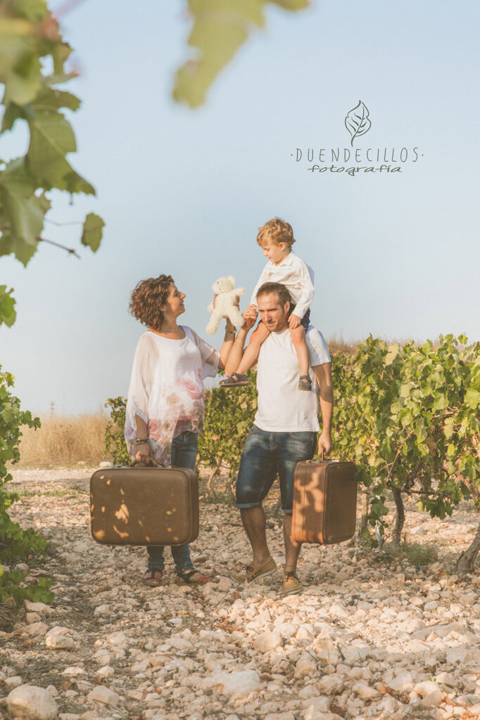 Foto familia exterior campo uvas padres madres hijos e hijas