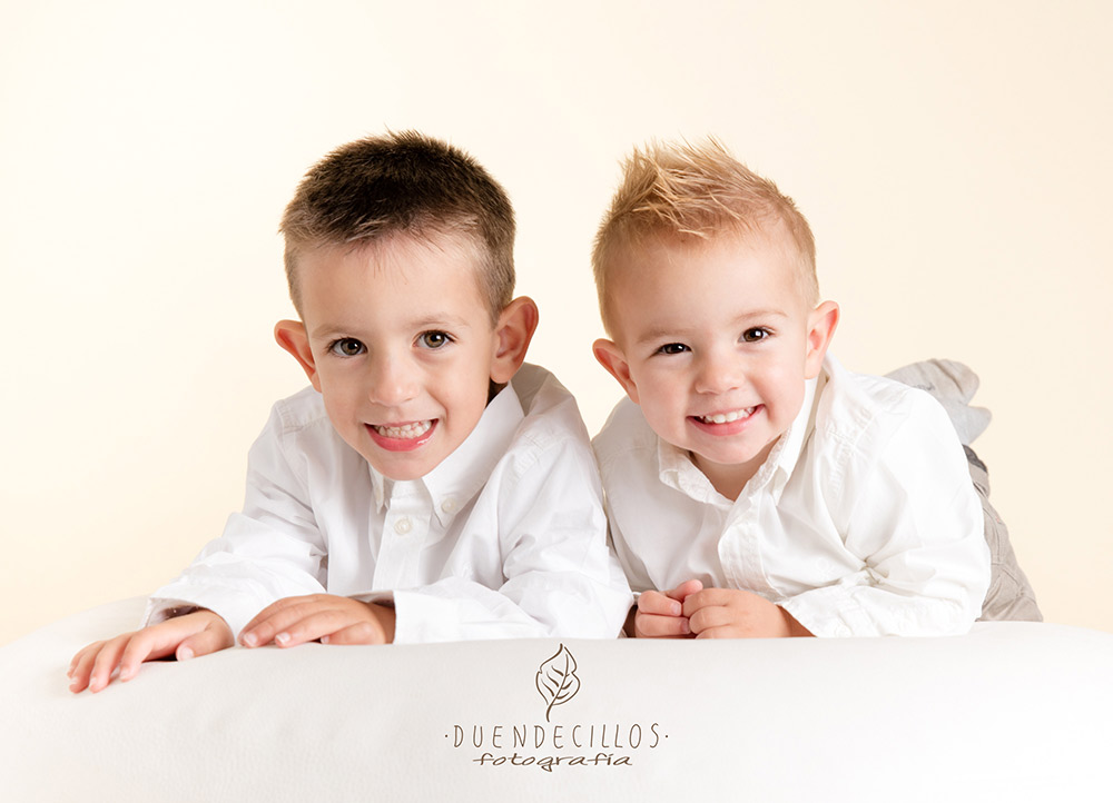 fotos niños hermanos sonriendo camisa blanca
