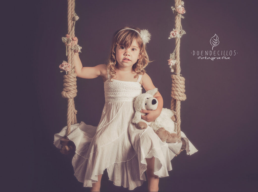 fotos niños niña vestido blanco columpio flores