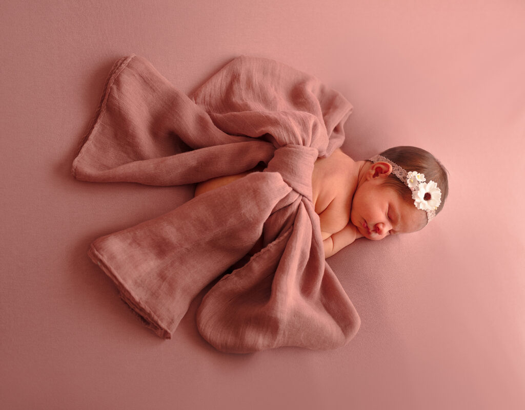 fotografía estudio recién nacido con lazo rosa