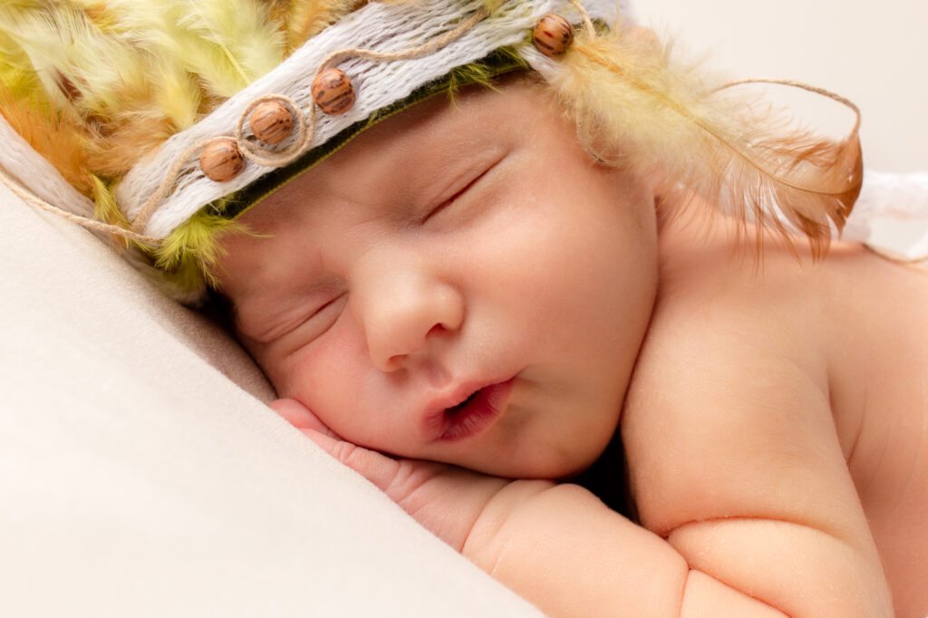 foto recién nacido con gorro indio