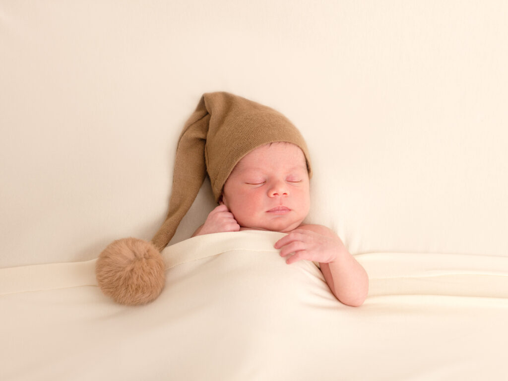 foto recién nacido con gorro marrón